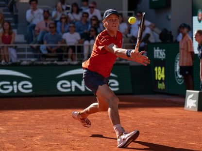 الإيطالي يانيك سينر خلال مواجهة الإسباني كارلوس ألكاراز في بطولة فرنسا المفتوحة للتنس - 7 يونيو 2024 - REUTERS