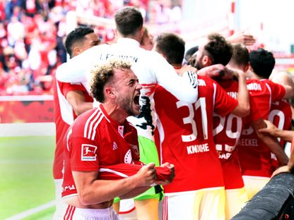 لاعبون من يونيون برلين يحتفلون بعد فوزهم على فرايبورغ وبقائهم في دوري الدرجة الأولى الألماني - 18 مايو 2024 - Reuters