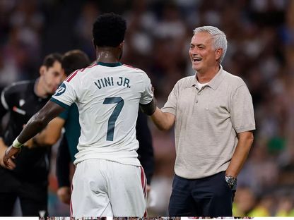 مدرب ريال مدريد جوزيه مورينيو لدى خروج فينيسيوس من الملعب خلال مباراة ضد ريال سوسيداد - 26 أغسطس 2026 - realmadrid.com