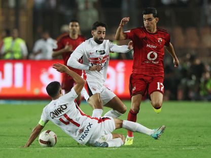 عدي الدباغ لاعب الزمالك في كرة مشتركة مع أشرف بن شرقي لاعب الأهلي - 11 أكتوبر 2026 - Reuters