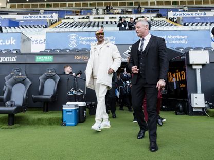 مغني الراب الأميركي سنوب دوغ بملعب سوانزي سيتي قبل مباراة بريستون بالدرجة الإنجليزية الأولى - 24 فبراير 2026 - X/SwansOfficial