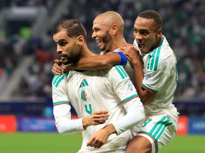 احتفال لاعبي منتخب الجزائر بتسجيل هدف في مرمى العراق بكأس العرب - 9 ديسمبر 2025 - Reuters