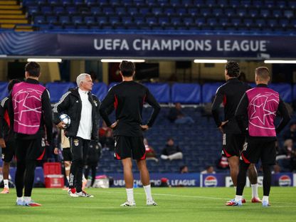 جوزيه مورينيو مدرب بنفيكا ولاعبوه قبل مواجهة تشيلسي في دوري أبطال أوروبا - 29 سبتمبر 2025 - X/@SLBenfica
