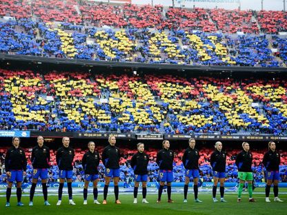 فريق برشلونة للسيدات في ملعب كامب نو قبل انطلاق المواجهة ضد ريال مدريد في ربع نهائي دوري أبطال أوروبا - TWITTER/@FCBarcelona