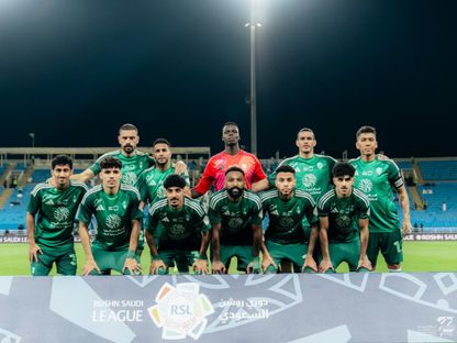 لاعبو الأهلي السعودي يلتقطون صورة تذكارية قبل مباراة الفيحاء بالدوري السعودي - 22 نوفمبر 2024 - X/@ALAHLI_FC