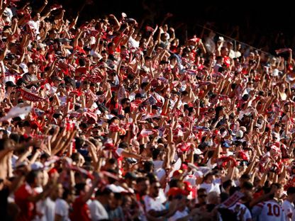 مشجعو إشبيلية في المدرجات خلال مباراة برشلونة في الدوري الإسباني - 5 أكتوبر 2025 - ٌReuters