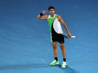 كارلوس ألكاراز يحتفل مع المشجعين خلال مواجهة ديوكوفيتش في نهائي أستراليا المفتوحة - 1 فبراير 2026 - Reuters