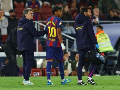 لامين يامال مهاجم برشلونة خلال خروجه للإصابة أمام سيلتا فيغو في الدوري الإسباني - 22 أبريل 2026 - Reuters