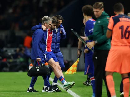 خفيتشا كفاراتسخيليا لاعب باريس سان جيرمان يغادر الملعب بعد إصابته أمام برشلونة في دوري أبطال أوربا - 20 أكتوبر 2026 - REUTERS