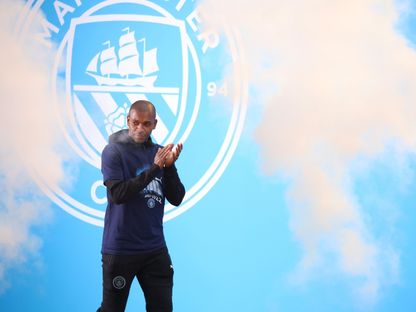 فيرناندينيو لاعب مانشستر سيتي السابق خلال احتفالات التتويج بالدوري الإنجليزي الممتاز - 23 مايو 2022 - REUTERS