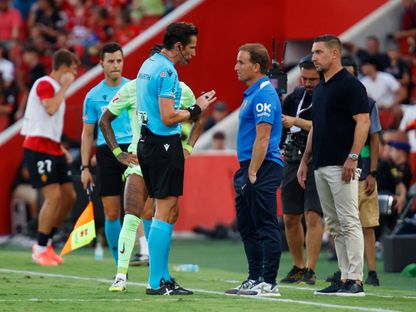 الحكم خوسيه مونويرا يتحدث مع خاكوبا أراساتي مدرب مايوركا خلال لقاء برشلونة بالدوري الإسباني - 16 أغسطس 2025 - Reuters