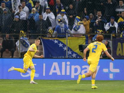 أرتيم دوفبيك (يسار) يحتفل بتسجيله هدف الفوز لأوكرانيا في مرمى البوسنة بملحق تصفيات 'يورو 2024' - 21 مارس 2024 - Reuters