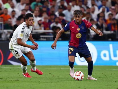 صراع على الكرة بين لامين يامال نجم برشلونة وجود بيلينغهام نجم ريال مدريد في نهائي السوبر الإسباني بالسعودية - 12 يناير 2025 - Reuters