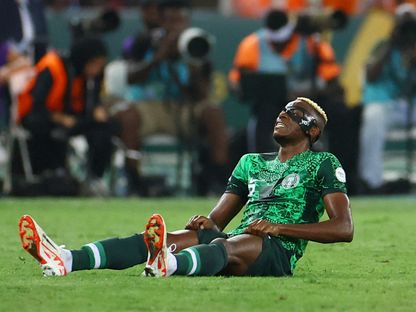 فيكتور أوسيمين مهاجم نيجيريا يتألم بعد إصابته خلال مواجهة كوت ديفوار في نهائي كأس أمم إفريقيا - 11 فبراير 2024 - REUTERS