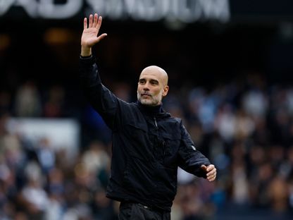 بيب غوارديولا يلقي التحية على جمهور مانشستر سيتي خلال مواجهة برينتفورد في الدوري الإنجليزي الممتاز - 9 مايو 2026 - Reuters