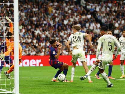 جود بيلينغهام لاعب ريال مدريد في طريقه لهز شباك برشلونة في الدوري الإسباني - 26 أكتوبر 2025 - Reuters