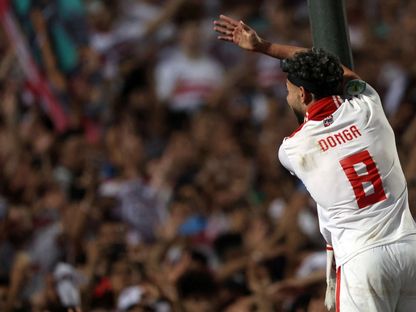 نبيل عماد دونجا يوجه تحية إلى جمهور الزمالك بعد فوز الفريق على نهضة بركان المغربي في نهائي الكونفيدرالية - 19 مايو 2024 - Reuters