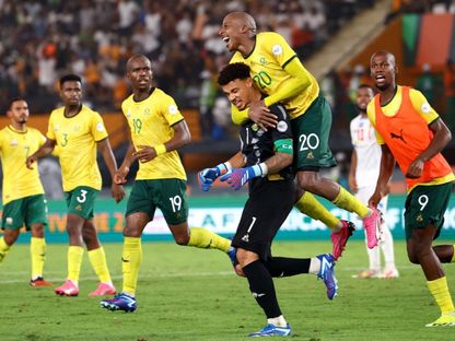 لاعبو جنوب إفريقيا يحتفلون بالحارس وليامز بعد قيادته للفريق باحتلال المركز الثالث في أمم إفريقيا 2023 - Reuters