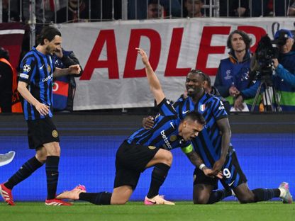 لاوتارو مارتينيز مهاجم إنتر ميلان يحتفل بهدفه أمام بايرن ميونيخ مع ماركوس تورام في ذهاب ربع نهائي دوري أبطال أوروبا - 8 أبريل 2025 - Reuters