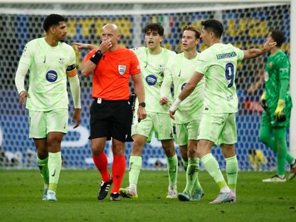الحكم البولندي سيمون مارشينياك خلال مباراة إنتر ميلان وبرشلونة في دوري أبطال أوروبا - 6 مايو 2025 - Reuters