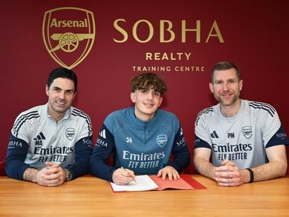 من مراسم توقيع ماكس داوومان أول عقد احترافي مع أرسنال - 30 يناير 2026 - arsenal.com