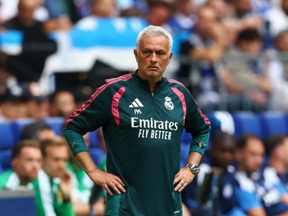 مدرب ريال مدريد جوزيه مورينيو خلال مباراة ودية ضد شالكه وبدت كدمة حول عينه اليمنى - 16 أغسطس 2026 - REUTERS