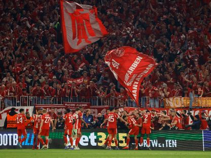 لاعبو بايرن ميونيخ يحتفلون بهدف مايكل أوليس في مرمى ريال مدريد بإياب ربع نهائي دوري أبطال أوروبا - 15 أبريل 2026 - Reuters