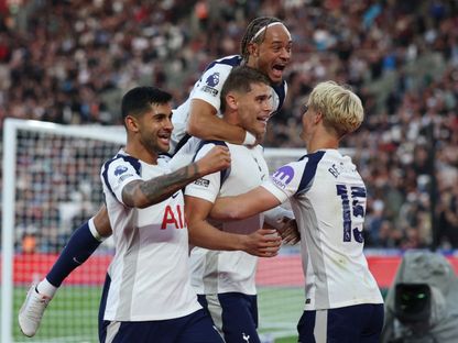 فرحة لاعبي توتنهام بهدف ميكي فان دي فين ضد وست هام بالدوري الإنجليزي الممتاز - 13 سبتمبر 2025 - Reuters
