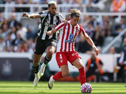 صراع على الكرة بين كونور غالاغر مدافع أتلتيكو مدريد وجولينتون لاعب وسط نيوكاسل في مباراة ودية - 9 أغسطس 2025 - Reuters