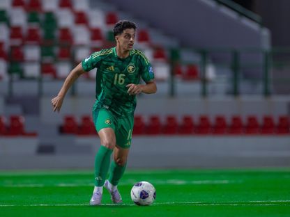فيصل الغامدي لاعب السعودية يقود هجمة في مباراة الأردن الودية - 30 مايو 2025 - X/@SPL