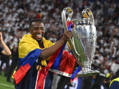 ويليان باتشو مدافع باريس سان جيرمان يرفع كأس دوري أبطال أوروبا - 31 مايو 2025 - Reuters