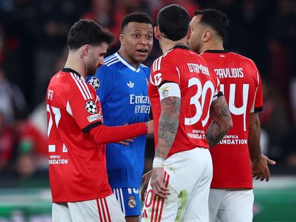 كيليان مبابي مهاجم ريال مدريد في نقاش مع لاعبي بنفيكا خلال مباراة الفريقين بدوري أبطال أوروبا - 17 فبراير 2026 - Reuters