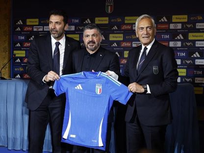 مدرب منتخب إيطاليا الجديد جينارو غاتوزو واللاعب السابق جيانلويجي بوفون ورئيس الاتحاد الإيطالي لكرة القدم غابرييل غرافينا خلال المؤتمر الصحفي لتقديمه - 19 يونيو 2025 - Reuters