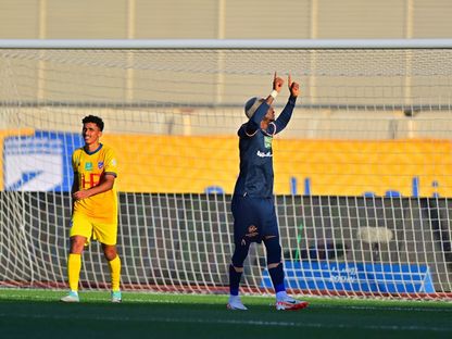 احتفال هنري أونيكورو لاعب نادي الفيحاء بتسجيل هدف في مرمى الحزم بالدوري السعودي - 17 فبراير 2024 - X/@SPL