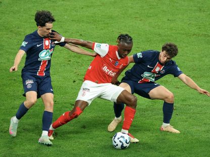 فالنتين أتانغانا لاعب ريمس في صراع على الكرة مع فيتينيا وجواو نيفيز لاعبي باريس سان جيرمان ضمن الدوري الفرنسي - 22 سبتمبر 2024 - X/@xizioq