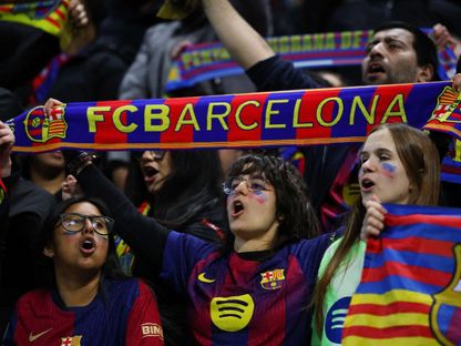لقطة لجمهور برشلونة يحمل وشاح وشعار الفريق خلال مباراة بدوري أبطال أوروبا - نوفمبر 2025 - Reuters