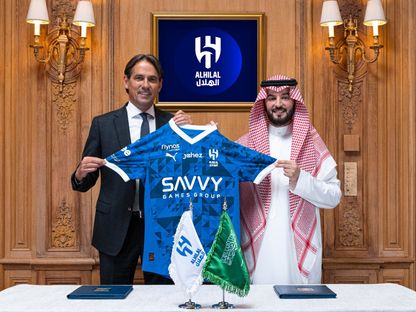 سيموني إنزاغي مدرب الهلال الجديد يصافح رئيس النادي فهد بن نافل - 4 يونيو 2025 - @Alhilal_FC