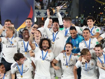 لاعبو ريال مدريد يرفعون كأس العالم للأندية - 22 ديسمبر 2018 - REUTERS