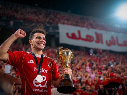 أحمد سيد "زيزو" لاعب الأهلي يحتفل بالتتويج بكأس السوبر المصرية على حساب الزمالك - 9 نوفمبر 2025 - X/@AlAhly