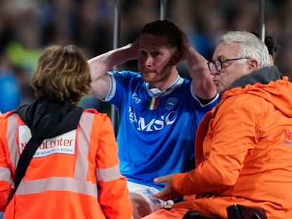 كيفين دي بروين يتألم من مزق حاد في العضلة الخلفية خلال مباراة نابولي وإنتر ميلان بالدوري الإيطالي - 25 أكتوبر 2025 - Reuters