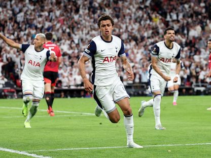 برينان جونسون مهاجم توتنهام هوتسبير يحتفل بهدفه في مرمى مانشستر يونايتد في نهائي الدوري الأوروبي - 21 مايو 2025 - Reuters