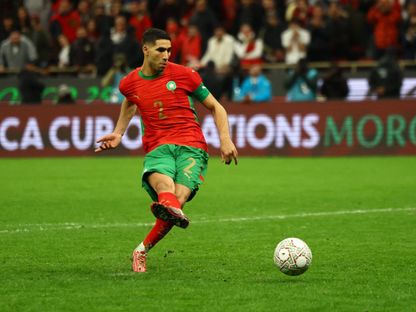 أشرف حكيمي أثناء تنفيذ ركلة ترجيح من مباراة نيجيريا والمغرب بنصف نهائي كأس أمم إفريقيا - 14 يناير 2026 - Reuters