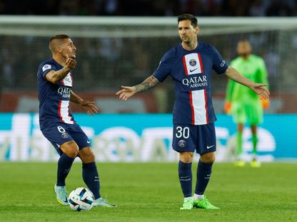 لاعبا باريس سان جيرمان ليونيل ميسي وماركو فيراتي خلال مباراة موناكو في الدوري الفرنسي - 28 أغسطس 2022 - Reuters