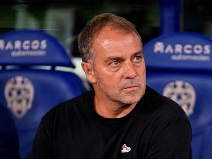 هانزي فليك مدرب برشلونة خلال مواكهة ليفانتي في الجولة الثانية من الدوري الإسباني - 23 أغسطس  2025 - REUTERS