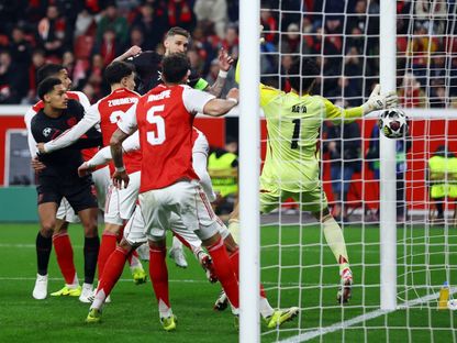 روبرت أندريتش لاعب باير ليفركوزن يسجل هدفا في مرمى أرسنال بذهاب ثمن نهائي دوري أبطال أوروبا - 11 مارس 2026 - Reuters