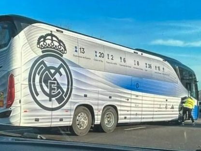 حافلة ريال مدريد بعد تعرضها لحادث بعد العودة من رحلة إلى ليفربول - 28 نوفمبر 2024 - X/@MirrorFootball