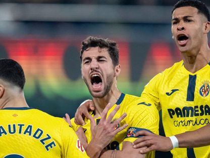 سانتي كوميسينا يسجل هدف فياريال الأول في الديربي أمام فالنسيا بالدوري الإسباني - 22 فبراير 2026 - @VillarrealCF/x