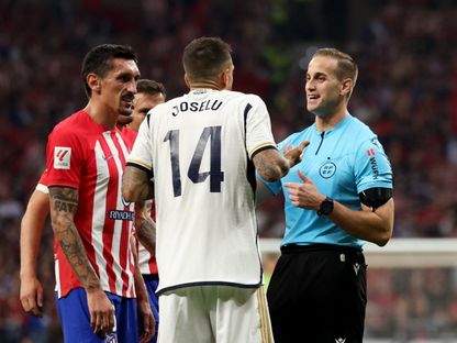 الحكم الإسباني ألبيرولا روخاس خلال إدارة مواجهة سابقة بين أتلتيكو مدريد وريال مدريد - 25 سبتمبر 2023 - Reuters