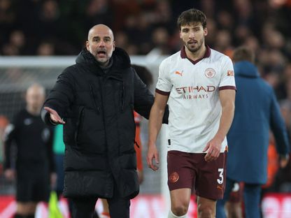 مدرب مانشستر سيتي بيب غوارديولا وروبن دياز بعد مباراة ضد لوتون تاون في الدوري الإنجليزي الممتاز - 10 ديسمبر 2023 - Reuters