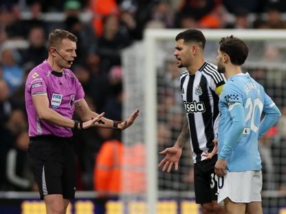 الحكم صامويل باروت يطالب اللاعبين بالانتظار لمعرفة قرار حكم الفيديو - 22 نوفمبر 2025 - Reuters